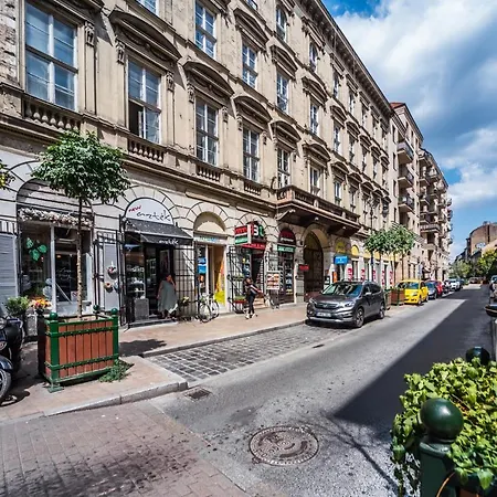 Spacious Loft In The Heart Of Downtown بودابست