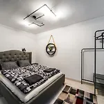 Spacious Loft In The Heart Of Downtown דירה *
