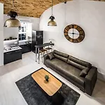 Spacious Loft In The Heart Of Downtown דירה *